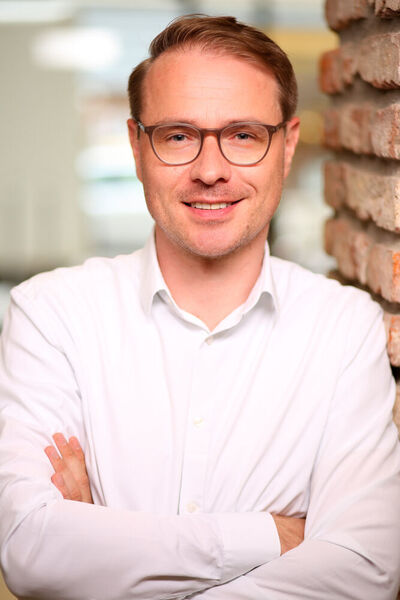 Prof. Johann Kranz von der LMU erklärt: „Die Antworten legen nahe, dass Industrie 4.0 zu stark von der technischen Seite aus und zu oft lediglich in Silos gedacht wird. Entscheidend für den Erfolg sind aber bereichsübergreifende Strukturen und Strategien.“ (MHP)