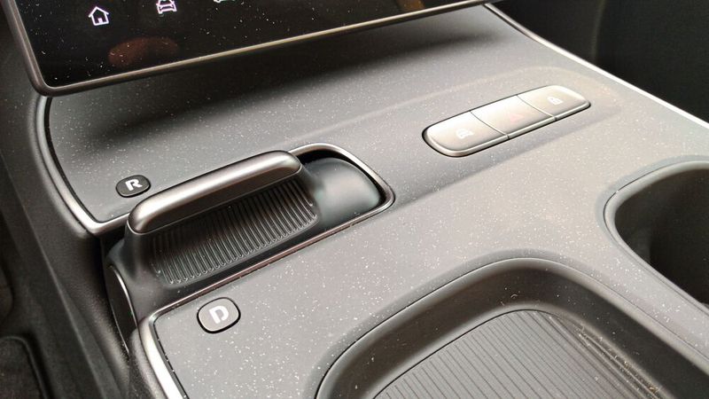 Einsteigen, Schaltwippe auf „D“ und los geht´s. Das Auto wird nicht separat aktiviert oder deaktiviert. Die Parktaste ist links im Drehpunkt der Schaltwippe. Auffällig: Die Systeme sind sehr schnell einsatzbereit. Einsteigen, „R“ wählen, Bilder der Umfeldkameras sind da. (Bild: Thomas Günnel/Automobil Industrie)