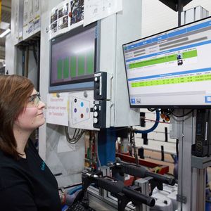 Auf dem Bildschirm sieht die Mitarbeiterin, ob die letzten Verschraubungen in Ordnung waren (grün hinterlegt) oder nicht. Das ist, wie gesagt, nur eine von drei Kontrollmöglichkeiten.(Bild:  Desoutter / R. J. Vogel)