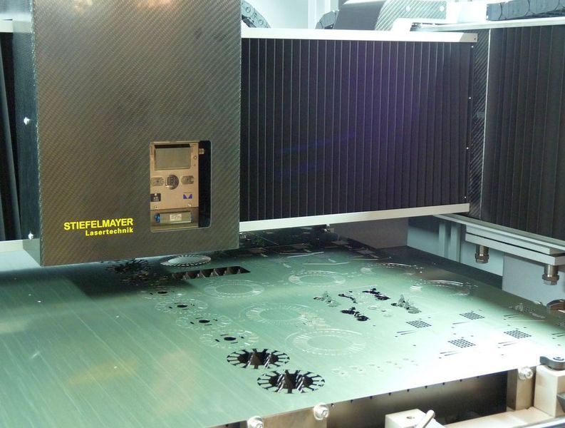 Zur Gewichtsreduktion ist die Schneidbrücke der Lasermaschine aus Kohlefaser hergestellt.  (Bild: Michel)