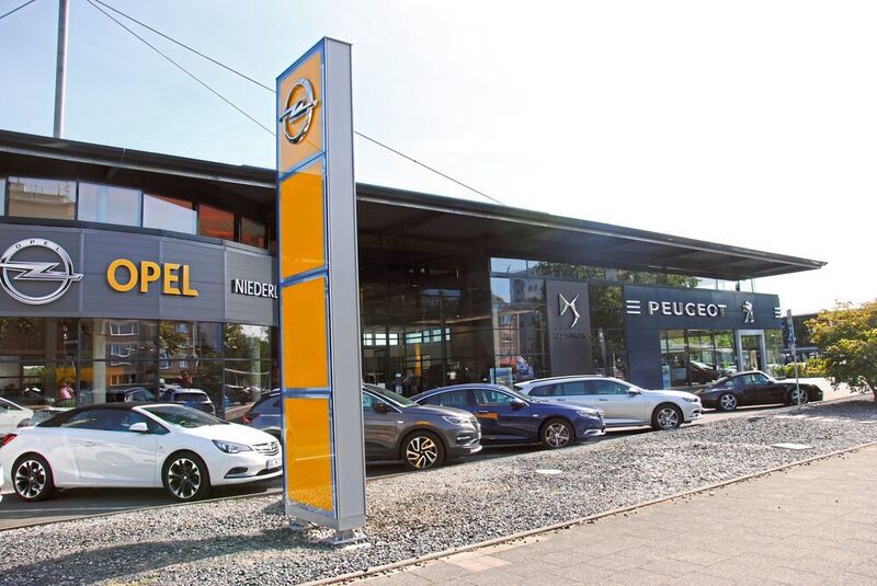 Neben Opel vertreibt PSA an dem Standort die Marken DS und Peugeot. (Baeuchle/»kfz-betrieb«)