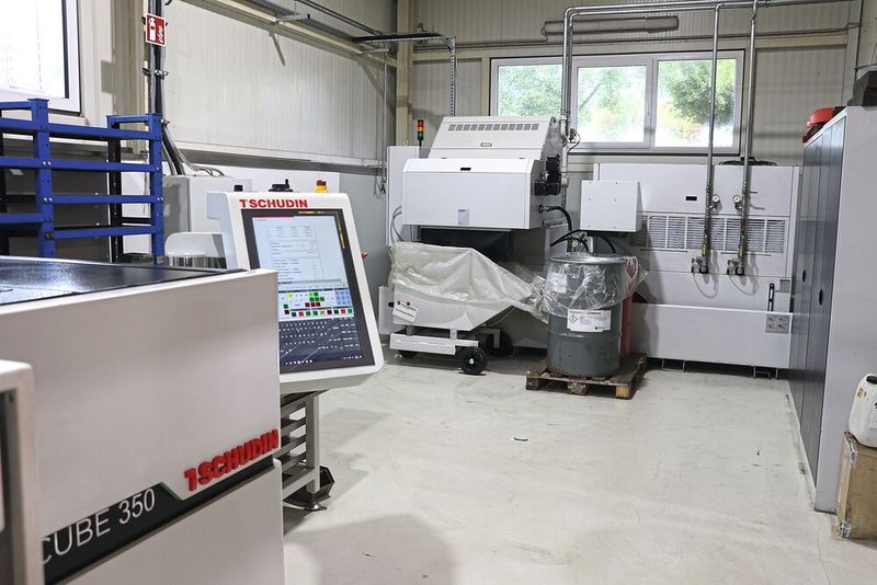 Die Tschudin Spitzenlosschleifmaschine Cube 350 wird von einer zweistufigen Knoll KSS-Anlage (im Hintergrund) mit einem Kompaktfilter KF 600-E zur Vorreinigung und einem nachfolgenden Feinstfilter Micro Pur versorgt. (Bild: Knoll)