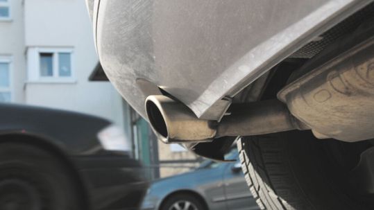 Der CO2-Ausstoß des Verkehrsektors muss drastisch sinken. Die DUH will die Bundesregierung per Klage zu geeigneten Maßnahmen zwingen.(Bild:  ACE)