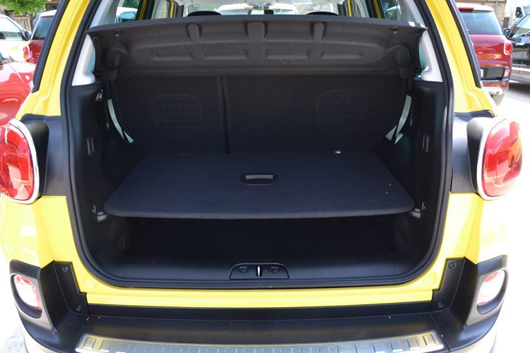 Die Heckklappe lässt sich sehr weit öffnen. Praktisch ist auch ein in zwei Höhen fixierbarer Zwischenboden. (Foto: Mauritz)