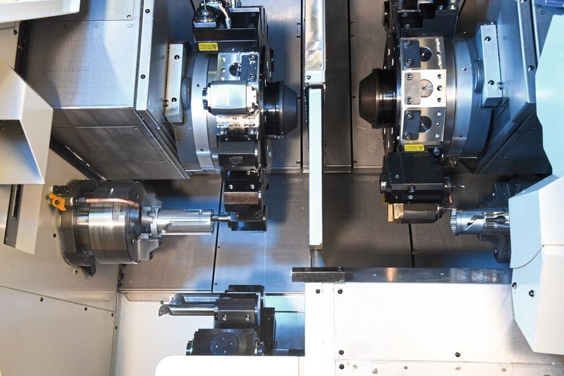 Bearbeitungsbeispiel für gleichzeitige Bearbeitung an beiden Spindeln; der untere Revolver ist frei zur Bearbeitung an der rechten oder der linken Spindel. (Robert Ott AG)