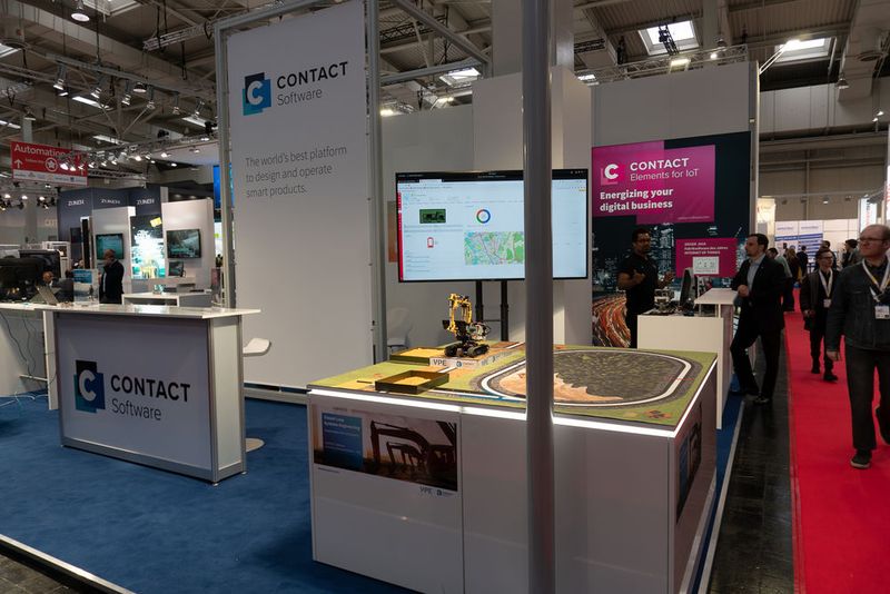Contact  Bei Contact konnte der Messebesucher eine virtuelle Baustelle besichtigen. Über eine IoT-Plattform ist es möglich, auch auf Baustellen verschiedene Zustände darzustellen und so effektive IoT-Maßnahmen wie Condition Monitoring oder Predictive Maintenance zu betreiben. Anhand von vordefinierten Regeln soll es anschließend beispielsweise möglich werden, einen Workflow für ein Wartungsereignis automatisch anzustoßen. Mehr Informationen unter www.contact-software.com  (Bild: Vogel Communications Group)