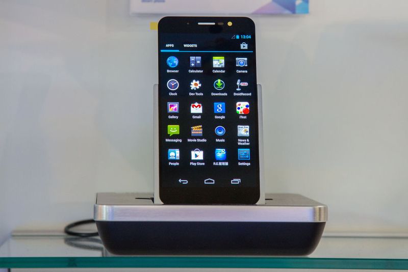 On-Cell-AMOLED-Display mit einer Dicke von 1,4 mm und einem Kontrastverhältnis von 10.000:1. (Tianma)