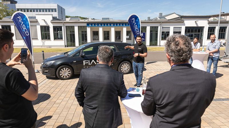 Aber es gab auch Programmpunkte im Außenbereich: So demonstrierte Önder Aslan, Gründer des Dienstleisters Fiasco, wie leicht die digitale Schadenaufnahme mit seiner App funktioniert. (Bild: Stefan Bausewein)