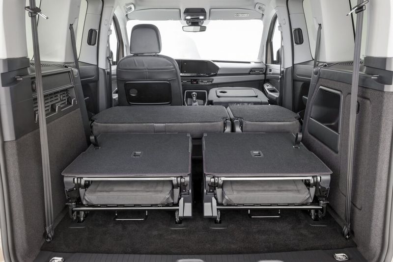 Dank Längenzuwachs von neun Zentimeter auf nunmehr 4,50 Meter genießen die Hinterbänkler üppige Beinfreiheit, da allein der Abstand zwischen den Achsen um sieben Zentimeter gestreckt wurde. (Bild: VW)