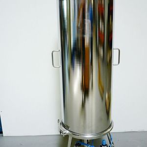 Module and depth filter housing with hygienic clamping unit