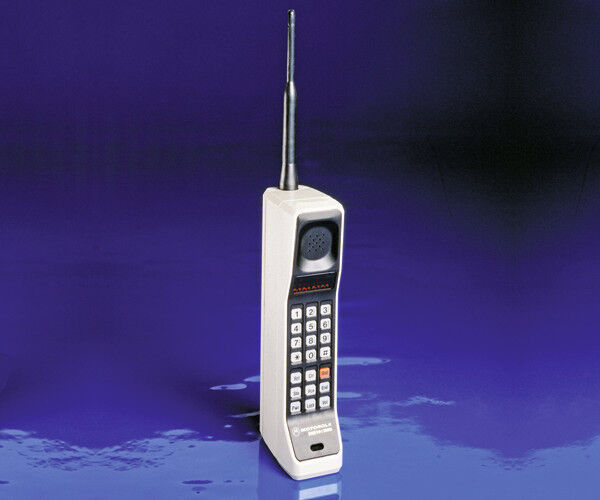 Das 25 cm lange und 793 g schwere portable Telefon Motorola DynaTAC 8000X aus dem Jahr 1984 (Bild: Redrum0486/Creative Commons Attribution-Share Alike 3.0 Unported license)