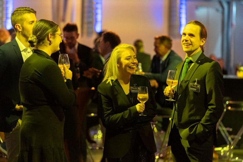 (v.r.) PROCESS-Redakteur Dominik Stephan freut sich mit Madeleine Pöcheim (Sales PROCES), Julia Müller und Thomas Thiess, den Award-Gewinnern der Firma Eagle Burgmann. (Bild: Vogel Communications Group / Human)