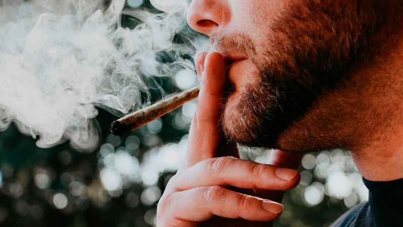 Ein Joint in der Mittagspause kann zur Abmahnung und sogar zur Kündigung führen.(Bild:  Elsa Olofsson - Unsplash)