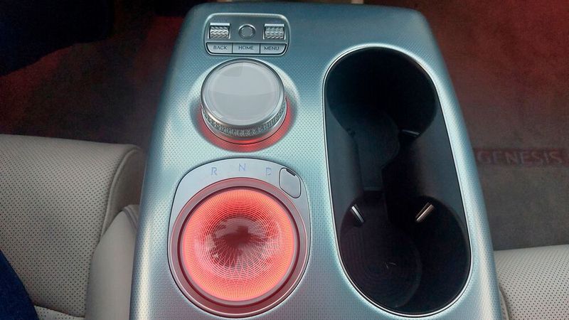 10. Die Kristallkugel: Crystal Sphere nennt Hyundais Luxusmarke die Kristallkugel, die in der Mittelkonsole platziert ist, und das wohl markanteste Designelement im Innenraum darstellt. Drückt man den Startknopf, dreht sich die Kugel automatisch um 180 Grad, und es kommt der Automatik-Regler zum Vorschein. (Bild: Mauritz – VCG)