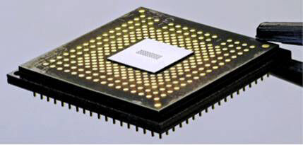 IBM Holey Optochip wrtet mit Innovationen beim Packetieren der Schaltkreise auf.  (Bild: IBM)