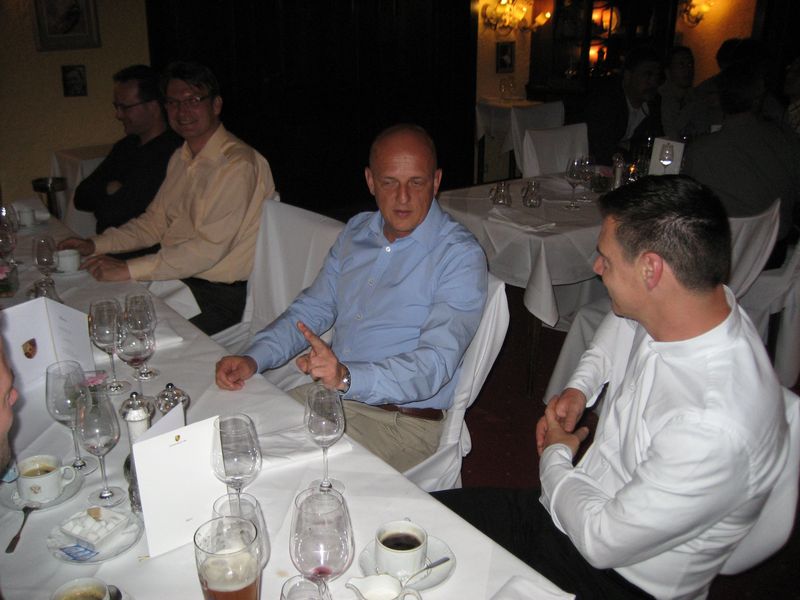 Remo Dubacher (LC Systems-Engineering) im Fachgespräch mit den Kollegen (Archiv: Vogel Business Media)