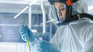 PAPR-Systeme (Powered Air-Purifying Respirator) ermöglichen durch die konstante Luftzufuhr ein ermüdungsfreies Atmen. Antriebe, die sich hierfür eignen, müssen leistungsfähig, aber auch im mobilen Einsatz besonders leicht und kompakt sein und sollen im Akkubetrieb möglichst effizient arbeiten. (Bild: gorodenkoff/istockphoto.com)