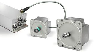 Der Maschinenschutztürantrieb KFM 24 Safety besteht aus einem Regelgerät (links) und einem Servomotor (mittig: mit Kabel und Zahnriemenscheibe, rechts: mit Anschlussstecker), der bei vielen Anwendungen ein Getriebe überflüssig macht. (Siei Areg)