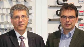 Professor Jürgen Jasperneite (CIIT) (rechts) und Günter Krenz, Technischer Leiter der Montagetechnik bei Bosch Rexroth, haben eine Erklärung für die zukünftige Partnerschaft unterzeichnet. (CIIT/BR)