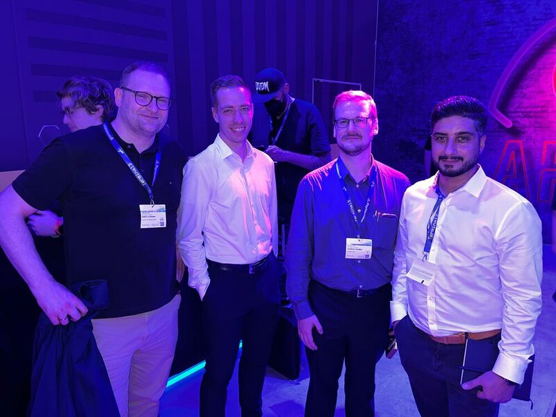 Robert Schenker, Schenker Technologies, mit dem Alternate Team (v. l.) Yannik Schäfer, Jonathan Grodtke, und Sherwin Rahmani-Tehrani (Bild: Vogel IT-Medien GmbH)