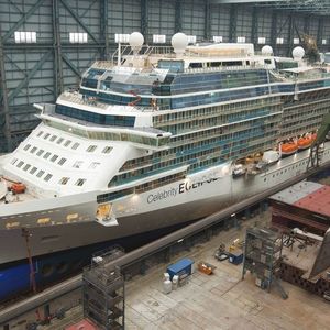 In der Fertigungshalle der Meyer Werft, hier das Luxusschiff Celebrity ECLIPSE 315 Meter lang, 36,9 Meter breit, 2850 Passagiere/ca. 1255 Crewmitglieder, 2000 Quadratmeter großer Lawn Club mit echtem Rasen auf dem Außendeck, 85 % der Kabinen verfügen über einen eigenen Balkon.