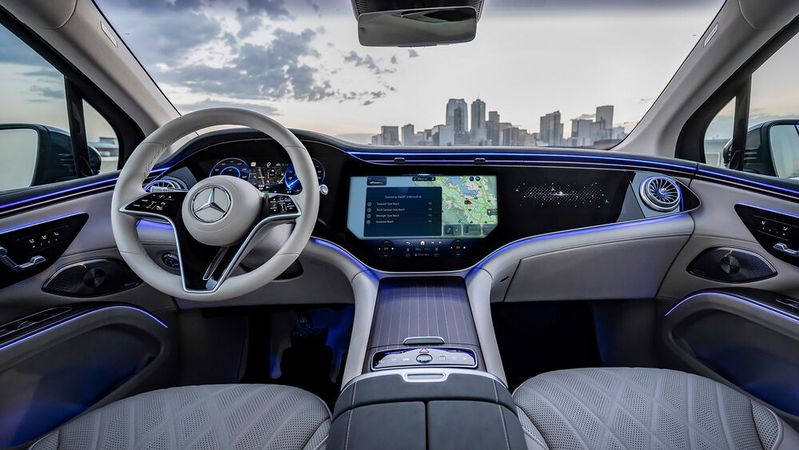 Fahrer eines Mercedes-Benz mit dem MBUX Sprachassistenten können in den USA an einem dreimonatigen Testprogramm für die Chat-GPT-Unterstützung teilnehmen.  (Bild:  Mercedes-Benz AG)