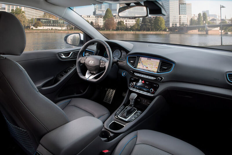 Das Cockpit des Ioniq Hybrid ist herkömmlich gestaltet, wirkt ruhig, ist passabel verarbeitet und gut zu bedienen. (Hyundai)