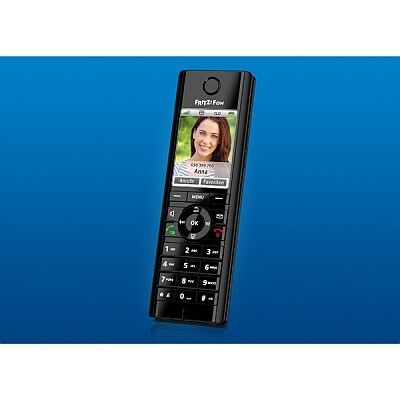 AVM FRITZ!Fon C5: Das neue schwarze Designtelefon FRITZ!Fon C5 ist ein Multitalent für HD-Telefonie und Heimnetzsteuerung. Details: Anrufbeantworter / Telefonbücher / Babyfon / Weckruf /für Musik und Smart-Home / hochauflösendes Farbdisplay / kostenlose Updates. (Bild: AVM)