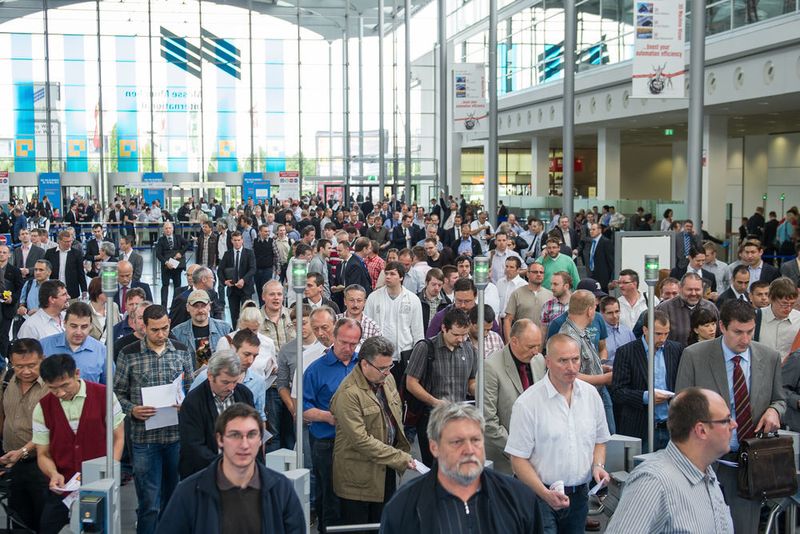 Auf 66.000 m² können Besucher in die Welt der Robotik und Automation abtauchen. Die Quadratmeterzahl ist schwierig zu realisieren? Sie entspricht rund zehn Fußballfeldern – während der Fußballeuropameisterschaft sicherlich ein gelungenes Beispiel. (Messe München)
