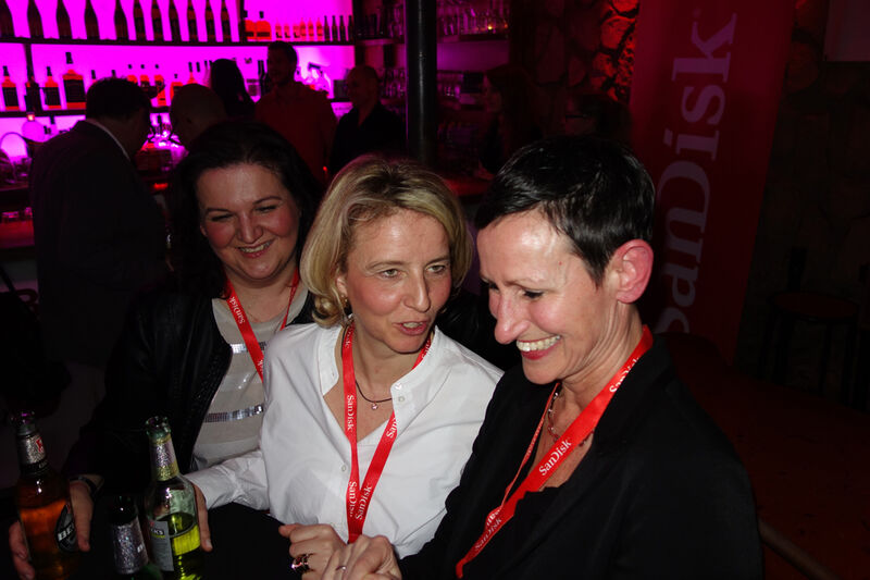 Die drei Damen vom Grill teilen die neuesten Rezepte unter sich aus, (v. l.) Lilli Kos und Stephanie Steen, IT-BUSINESS und Karin Hernik, APC. (Bild: IT-BUSINESS)
