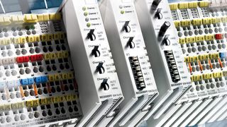 Die Busklemmen mit integriertem Schalter oder Potentiometer fungieren als Bedieneinrichtung, um unabhängig von der Steuerung Prozessdaten zu ändern.  Bild: Beckhoff (Archiv: Vogel Business Media)