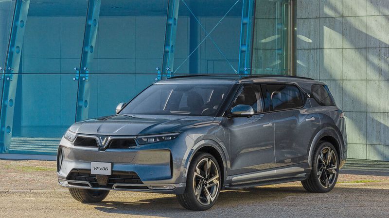 Auf der LA Autoshow waren die Autos erstmals in ihrer finalen Fassung zu sehen. Das große SUV hieß damals noch VF E36. (Bild: Vinfast)