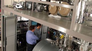 Vormontiert und fertig geliefert: Durch die Montage und Prüfung beim Hersteller bleiben die Umrüstzeiten kurz. Außerdem können sensible Prüfprozesse bereits unter Fabrikbedingungen und nicht auf der Baustelle durchgeführt werden. (Lauda)