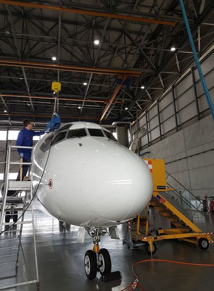 Behutsam wird die Spezialspule zum Entmagnetisieren an die Cockpitfensterrahmen geführt. Eine Sicherheitsplane sorgt zusätzlich dafür, dass der Lack nicht beschädigt wird. (Maurer Magnetic)