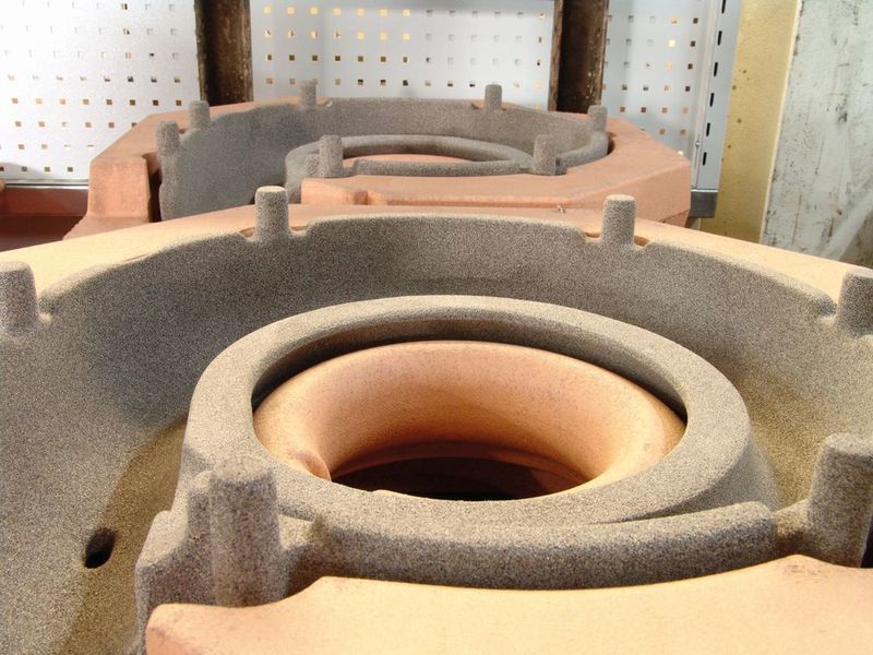 Einblick in ein mehrschichtiges Formsand-Modell, welches mit modernen 3D-Daten-Verarbeitungsprogrammen für Konstruktion, Formfüll- und Erstarrungssimulationen sowie Finite-Elemente-Tools für den anschließenden Guss hergestellt wird. (Proxia)