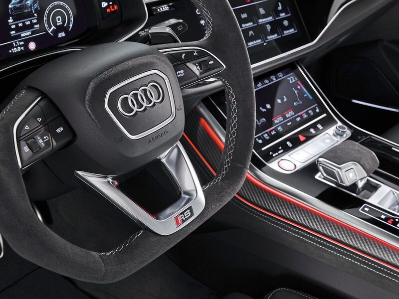 Zentrale Elemente im Cockpit bilden die verschiedenen digitalen Displays.  (Audi)