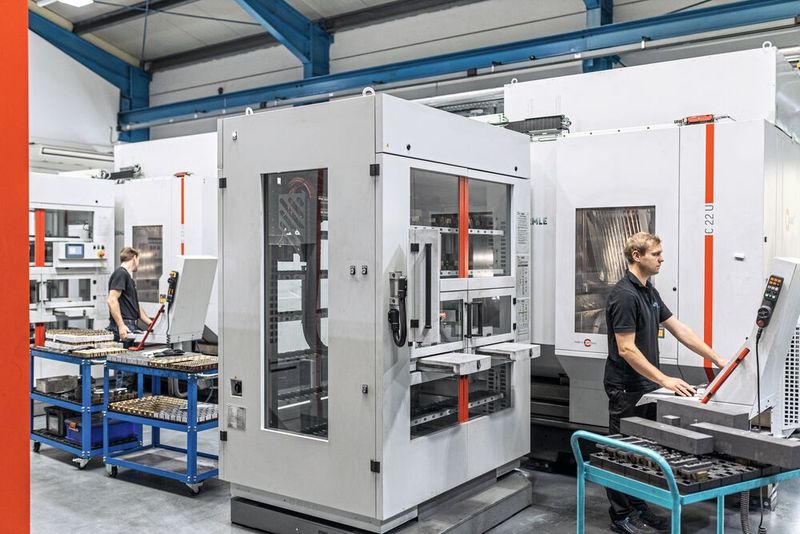 Mit dem Einstieg in die 5-Achs-Bearbeitung investierte TVB auch in die Automation – für eine maximale Kapazität. (Bild: Hermle)