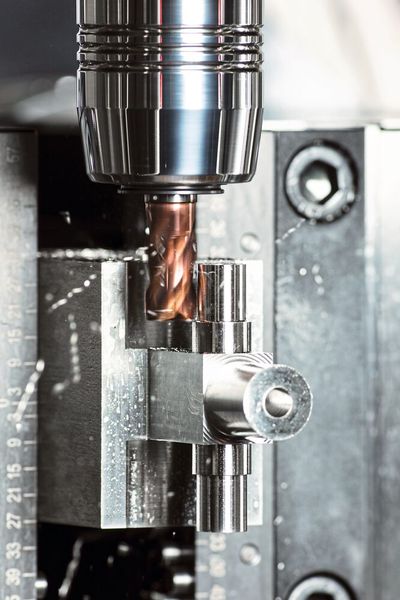 Durch die vorgefrästen Nuten konnte für ein Bauteil der Firma Sibi in Frankreich das Spanvolumen für den Schaftfräser reduziert und die Standzeit des Werkzeugs gesteigert werden. (Bild: Horn/Sauermann)