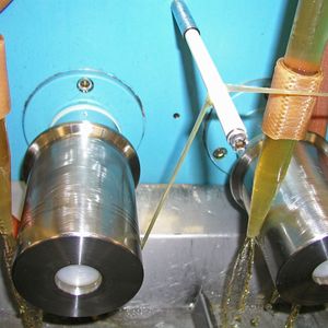 Bei dem Verfahren, das in dieser Pilotanlage zum Einsatz kommt, wird Zellulose in einem organischen Lösungsmittel aufgelöst und zu textilen Fasern versponnen.