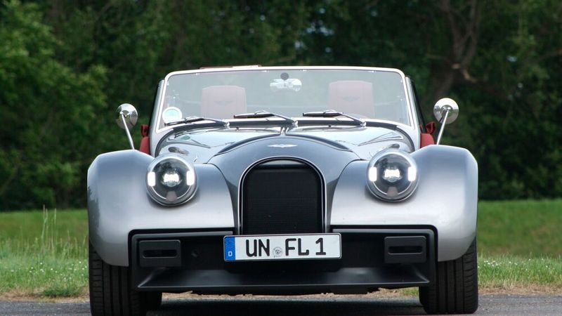 Ein tpyischer Morgan-Stil sind der hufeisenartige Kühlergrill, der von zwei freistehenden Rundleuchten flankiert wird. (Bild: SP-X/Mario Hommen)