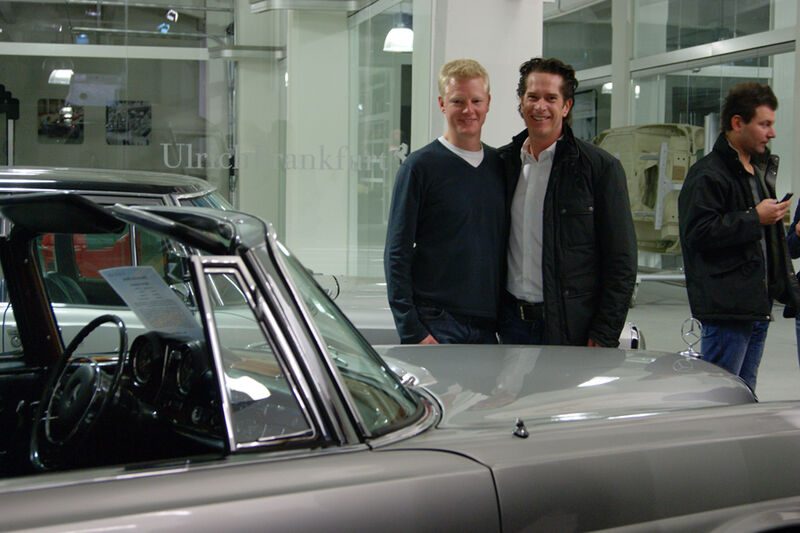 Andreé Nösse und Dominic Sander bewundern das Mercedes Cabriolet 280 SE. (Archiv: Vogel Business Media)