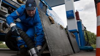 Wegen der stark gesunkenen Nachfrage schaffen es die Tankstellen nicht, ihre Vorräte an Winterkraftstoffen rechtzeitig zu verkaufen. (Bild: Rupert Warren/Aral)