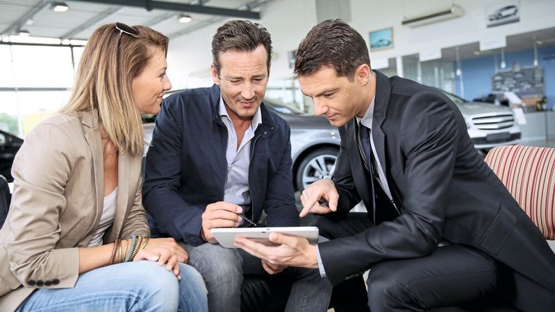 Bestellt heißt noch lange nicht gekauft. Das gilt besonders für Gebrauchtwagen. Für den Kunden ist das kompliziert, für den Handel eine Rückversicherung.(Bild:  goodluz - adobe.stock.com)