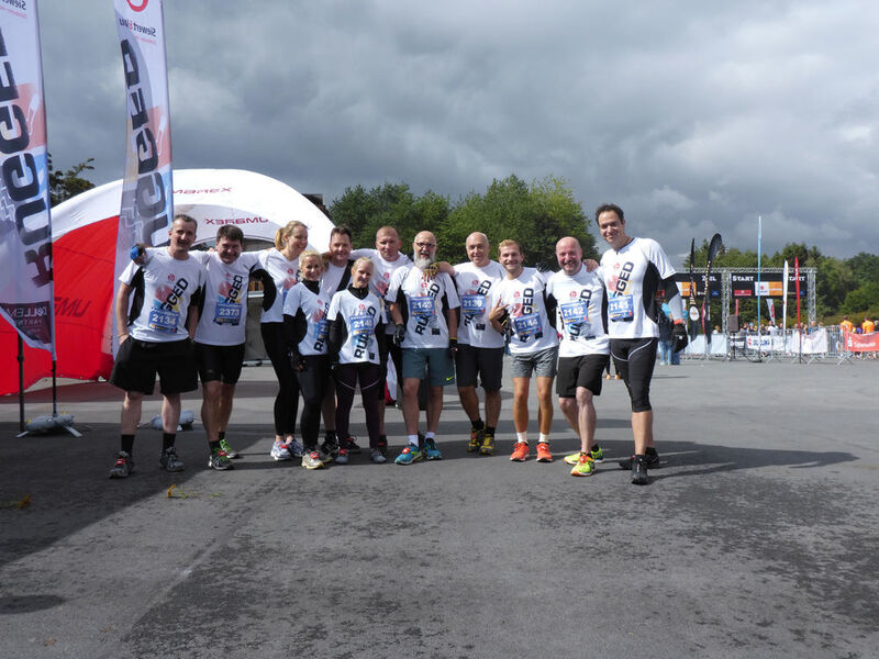 Da waren noch alle sauber: (v. l.) Lars Hütl (Dell), Tom Kolbe (S&K), Nina Küpers (Dell), Sandra Kreikenbohm mit Markus Hollerbaum und Annett Eichler (S&K), Enrico Scheibe (Dell), Markus Frank mit Markus Plückbaum, Thomas Kroll, Mike Keusemann und Sebastian Hill (S&K) (Siewert & Kau)