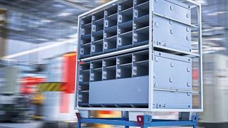  „Smart Transport Robots“ (STR) bei BMW nutzen eine Navigationssoftware vom Fraunhofer-IPA mit ROS-Komponenten. (BMW Group)