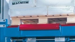 Die Maschine Beumer Paletpac sorgt für eine hohe geometrische Genauigkeit palettierter Stapel. Bild: Beumer-Group (Archiv: Vogel Business Media)
