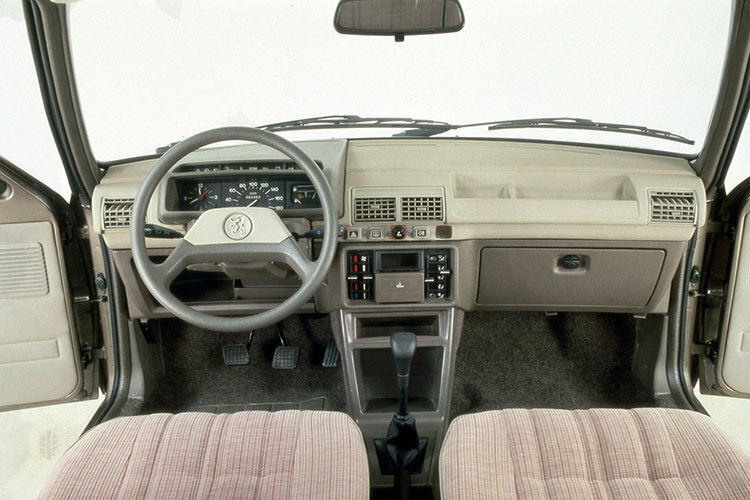 Der Innenraum präsentierte sich im 80er-Jahre-Charme. (Foto: Peugeot)