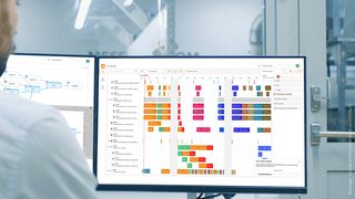 Ein Mitarbeiter nutzt Ganttplan für die Produktionsplanung und überwacht Fertigungsaufträge sowie Ressourcen am Bildschirm.   (Bild: Bildkomposition: Dualis GmbH IT Solution (Gorodenkoff_shutterstock_782843011))