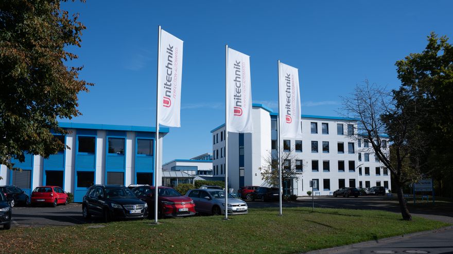 251001-aussenaufname-mit-fahnen-02624-16x9 (Unitechnik Systems GmbH)