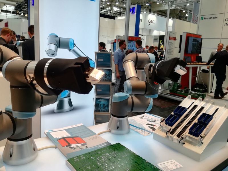 Eine weitere Anwendung zeigt, wie der Cobot mit dem Menschen zusammenarbeiten kann. (K.Juschkat/konstruktionspraxis)